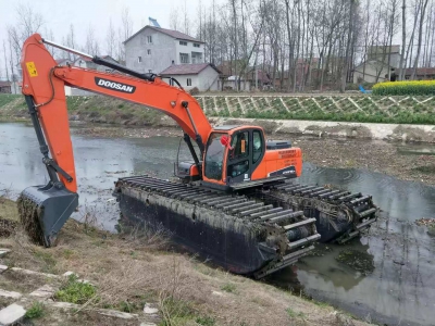 水陸挖掘機(jī)打樁